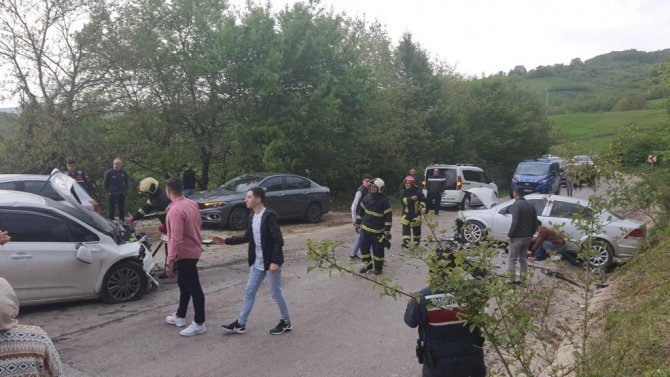 İ̇ki Otomobil Kafa Kafaya Çarpıştı: 2 Yaralı