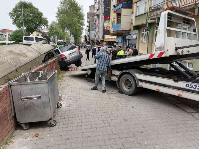 Fren Yerine Gaza Basınca Duvara Çarptı