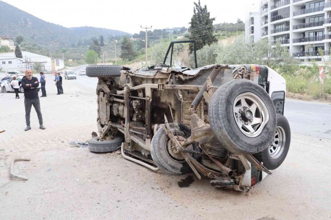 Kuşadası’nda Otomobile Giren Böcek Kazaya Neden Oldu