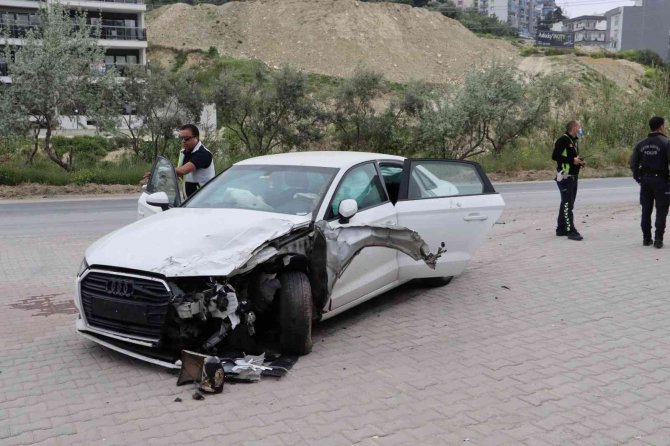 Kuşadası’nda Otomobile Giren Böcek Kazaya Neden Oldu