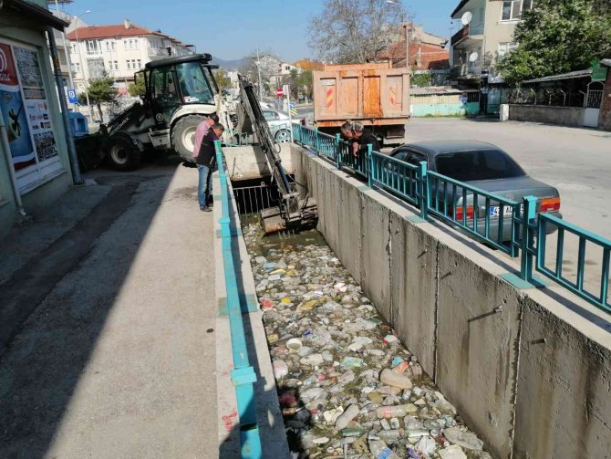 Kütahya’daki Sulama Kanalı Temizlendi
