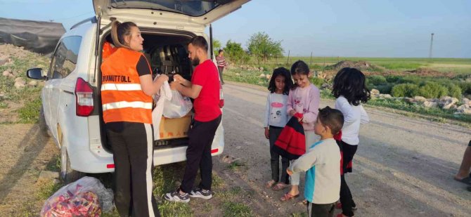 Mardinli Öğretmen Özsoy, Bayramda Çocukların Yüzlerini Güldürdü