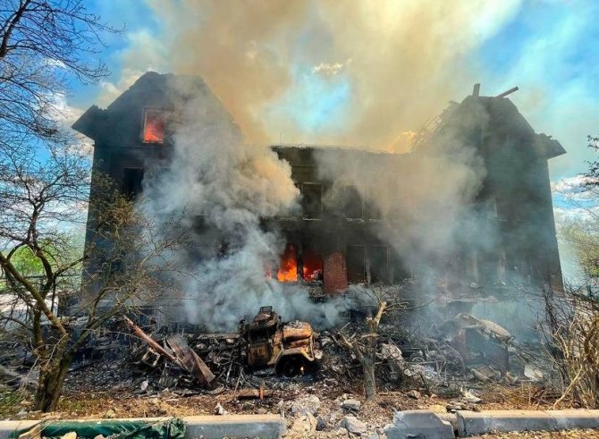 Rusya, Luhansk’ta 100 Yıllık Tarihi Okulu Vurdu