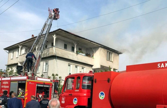 Bayramda Korkutan Yangın: İ̇ki Katlı Evin Çatısı Alevlere Teslim Oldu