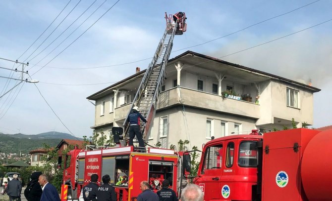 Bayramda Korkutan Yangın: İ̇ki Katlı Evin Çatısı Alevlere Teslim Oldu