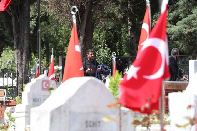 Şehitlikte Buruk Bayram