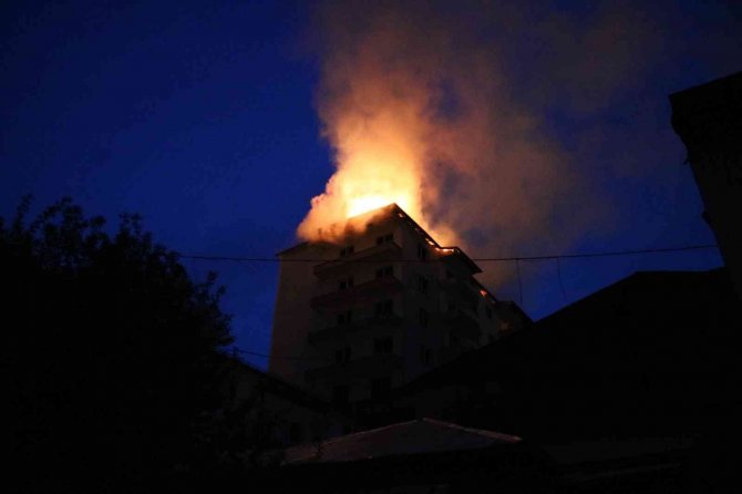 Boş Apartmanın Çatısı Yandı, Alevler Geceyi Aydınlattı