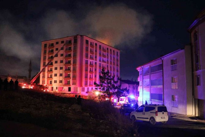 Boş Apartmanın Çatısı Yandı, Alevler Geceyi Aydınlattı