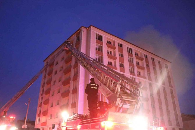 Boş Apartmanın Çatısı Yandı, Alevler Geceyi Aydınlattı
