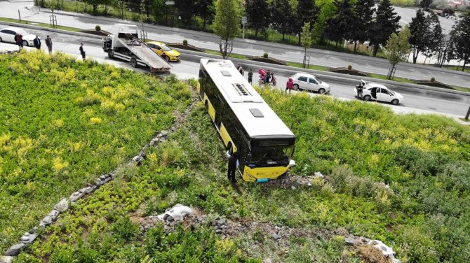 Sultangazi’de Facianın Eşiğinden Dönüldü: İ̇ett Otobüsü Çayırlık Alana Uçtu