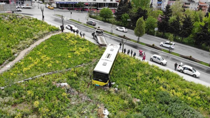 Sultangazi’de Facianın Eşiğinden Dönüldü: İ̇ett Otobüsü Çayırlık Alana Uçtu