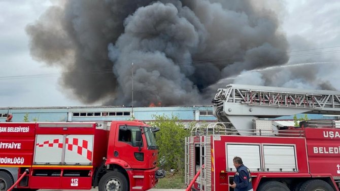 Uşak’ta Battaniye Fabrikasında Yangın