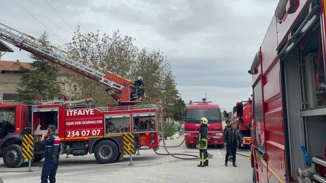 Uşak’ta Battaniye Fabrikasında Yangın