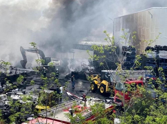 Vali Şentürk, Yangın Çıkan Fabrikada İncelemede Bulundu