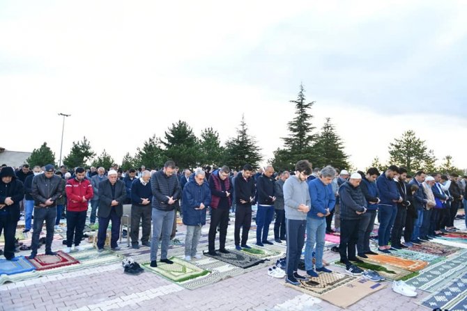 Tarihi Namazgah Alanı Bayram Namazında Doldu Taştı