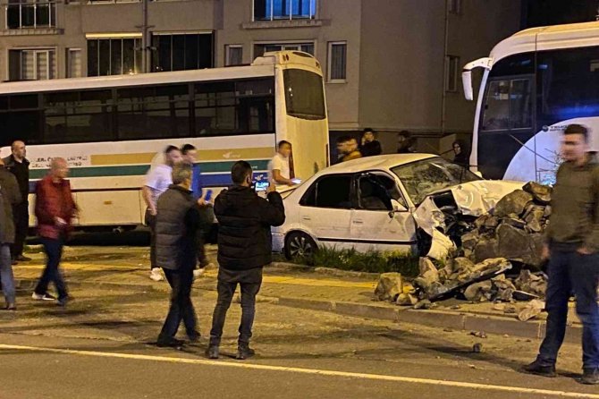 Otomobil Karşı Şeride Geçip Duvara Çarparak Durabildi