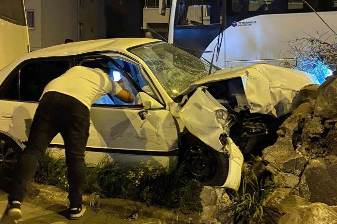 Otomobil Karşı Şeride Geçip Duvara Çarparak Durabildi