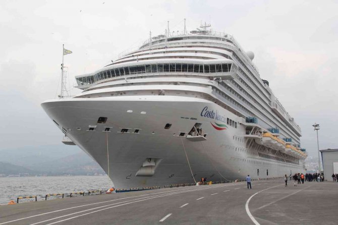 Yüzen Otel İ̇zmir Limanı’na Demir Attı