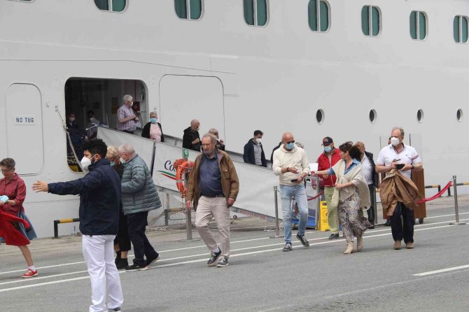 Yüzen Otel İ̇zmir Limanı’na Demir Attı