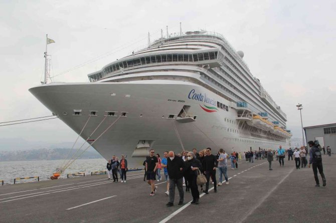Yüzen Otel İ̇zmir Limanı’na Demir Attı