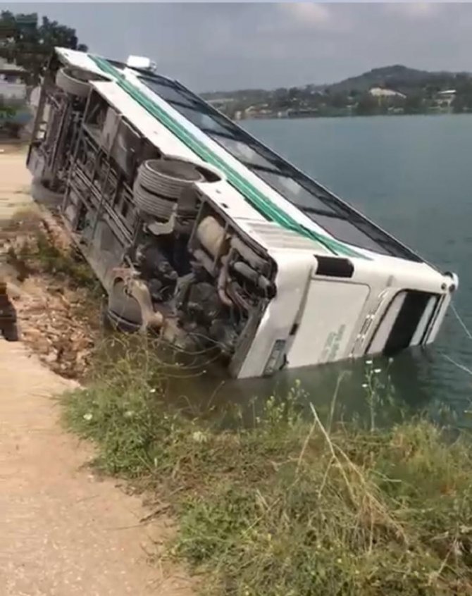 Yol Çöktü, Otobüs Göle Devrildi