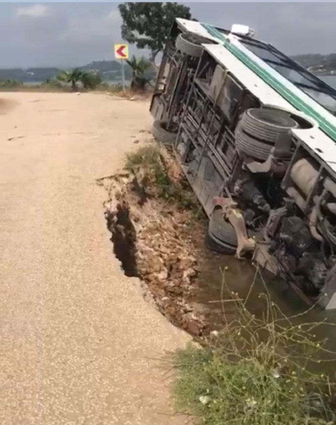 Yol Çöktü, Otobüs Göle Devrildi