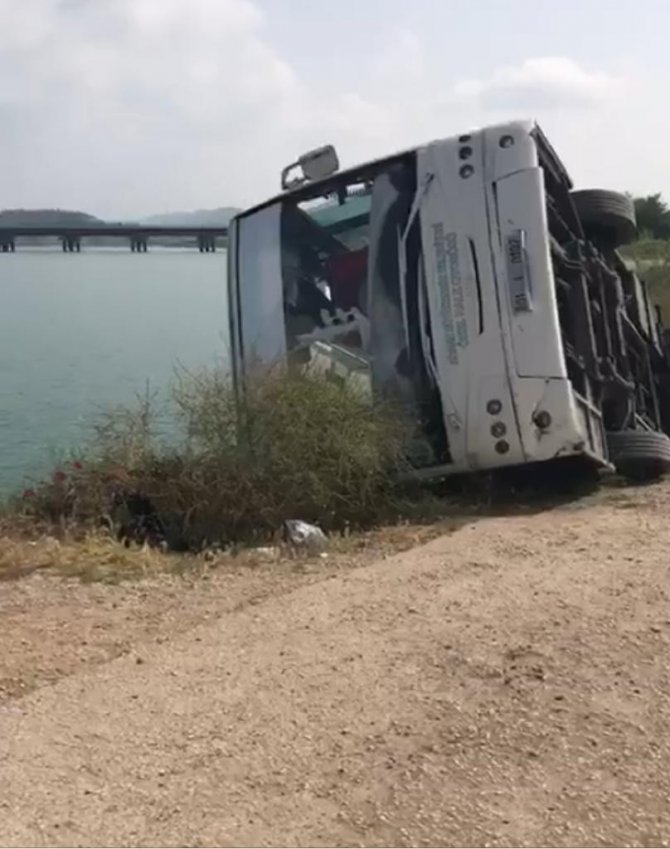Yol Çöktü, Otobüs Göle Devrildi