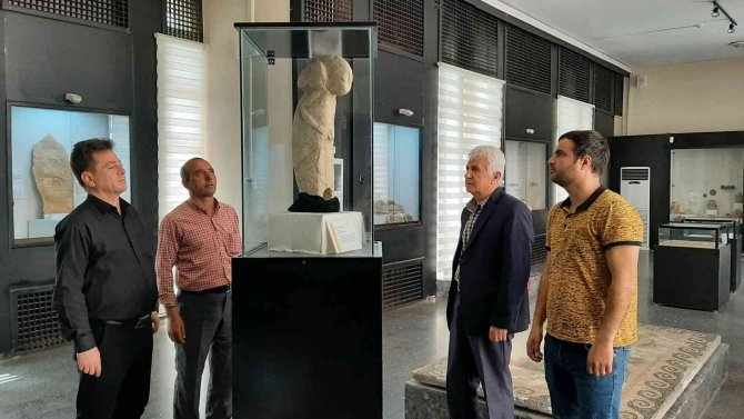 Göbeklitepe İle Çağdaş ‘T’ Biçimli Kült Heykel Merak Uyandırıyor