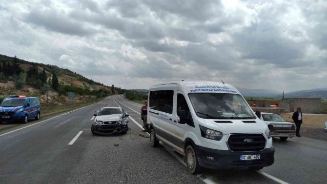 Otomobil İle Minibüs Çarpıştı: 2 Yaralı