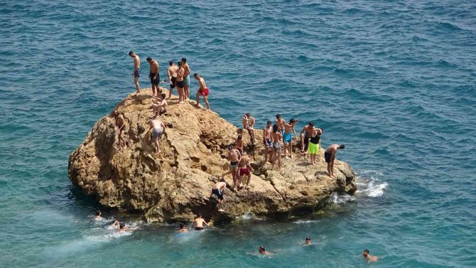 Antalya’da Ramazan Bayramını Fırsat Bilen Dünyaca Ünlü Sahile Koştu