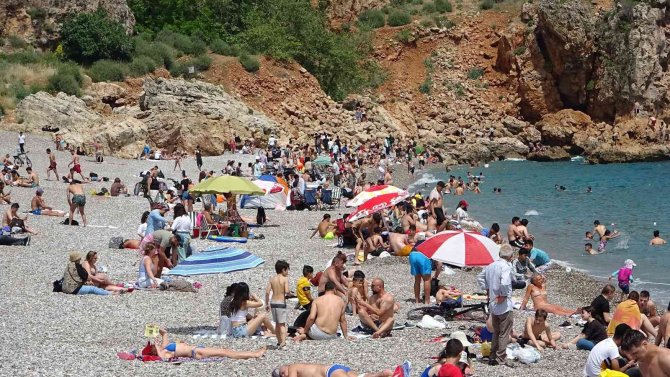 Antalya’da Ramazan Bayramını Fırsat Bilen Dünyaca Ünlü Sahile Koştu