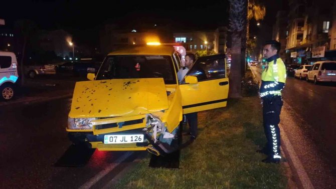 Kaza Yapıp Yaralanan Gençler Otomobili Bırakıp Kaçtı