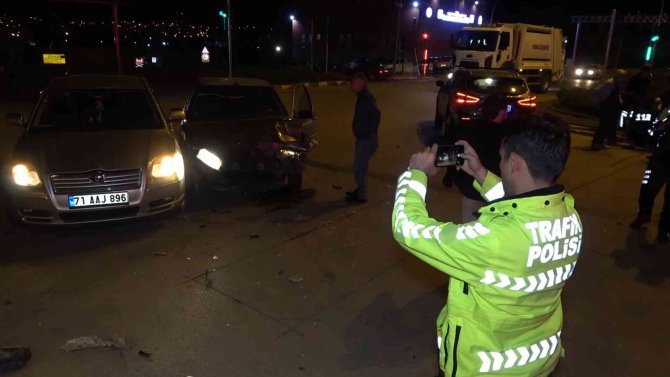 Aynı Kavşakta Peş Peşe Kaza: Kırmızı Işıktan Geçen Alkollü Sürücü Araçlara Daldı