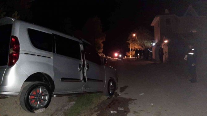 Otomobil Şarampole Yuvarlandı, 3 Kişi Yaralandı