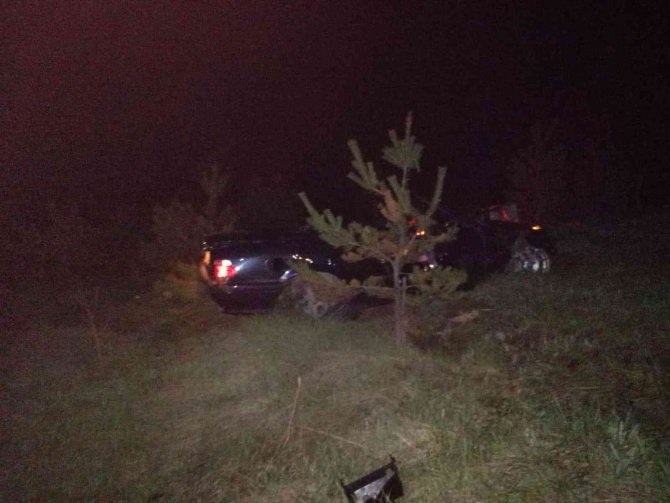 Tem’de Bariyerlere Çarpan Otomobil Hurdaya Döndü: 2 Yaralı
