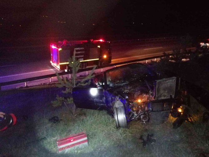Tem’de Bariyerlere Çarpan Otomobil Hurdaya Döndü: 2 Yaralı