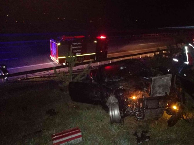 Tem’de Bariyerlere Çarpan Otomobil Hurdaya Döndü: 2 Yaralı