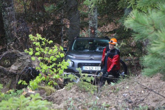Şarampole Devrilen Otomobildeki Çift, Halatla Kurtarıldı