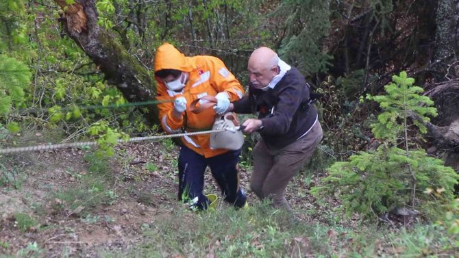 Şarampole Devrilen Otomobildeki Çift, Halatla Kurtarıldı