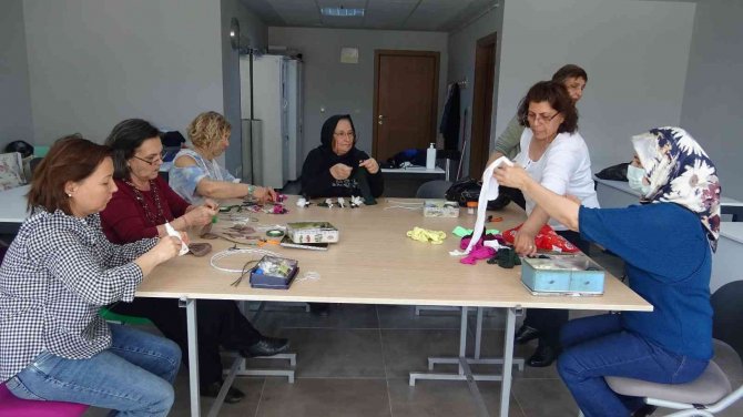 Kadın Çoraplarını Sanata Dönüştürüyorlar