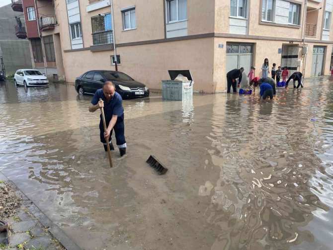Eskişehir’de Yollar Göle Döndü, Küreği Alan Vatandaş Rögara Koştu