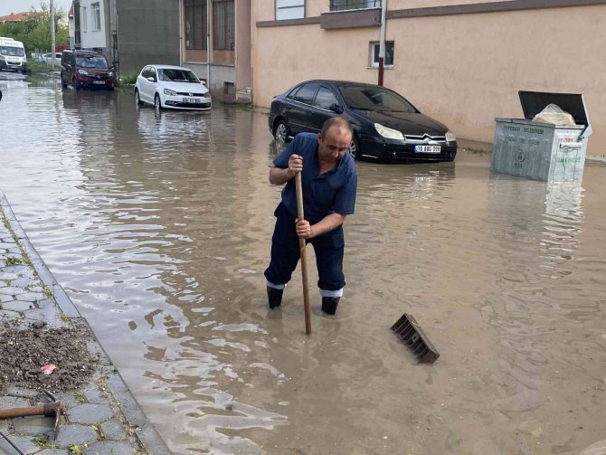 Eskişehir’de Yollar Göle Döndü, Küreği Alan Vatandaş Rögara Koştu