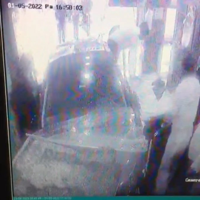 Arkadaşları Sosyal Medya İçin Çekim Yaparken, Ehliyetsiz Sürücü Fırına Daldı