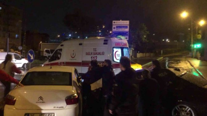 Maltepe’de, 1 Kişinin Yaralandığı Kaza Sonrası Sürücülerin Kavgası Kamerada