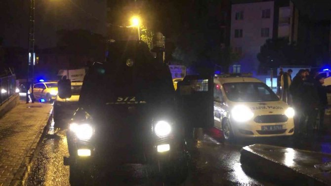 Maltepe’de, 1 Kişinin Yaralandığı Kaza Sonrası Sürücülerin Kavgası Kamerada