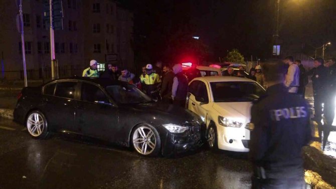 Maltepe’de, 1 Kişinin Yaralandığı Kaza Sonrası Sürücülerin Kavgası Kamerada