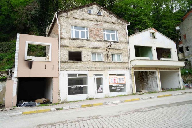 Kastamonu’da Heyelanlı Bölgede Bulunan 16 Binanın Yıkımı Devam Ediyor