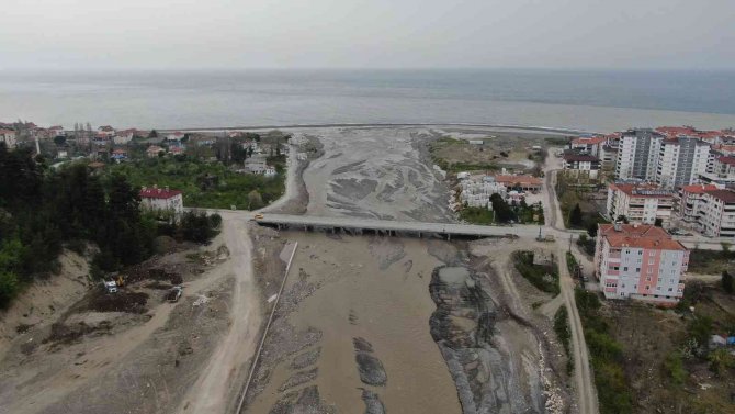 Kastamonu’da Heyelanlı Bölgede Bulunan 16 Binanın Yıkımı Devam Ediyor