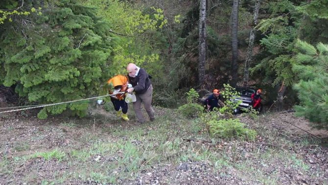 Şarampole Devrilen Otomobildeki Çift, Halatla Kurtarıldı