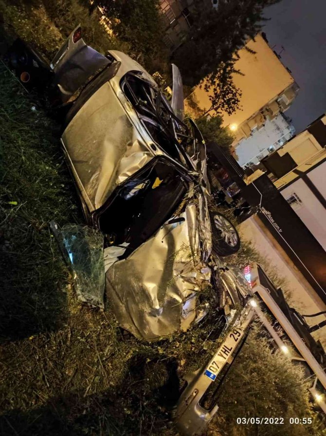 Kuşadası’nda Motosiklet İle Otomobil Kafa Kafaya Çarpıştı: 2’si Ağır 3 Yaralı